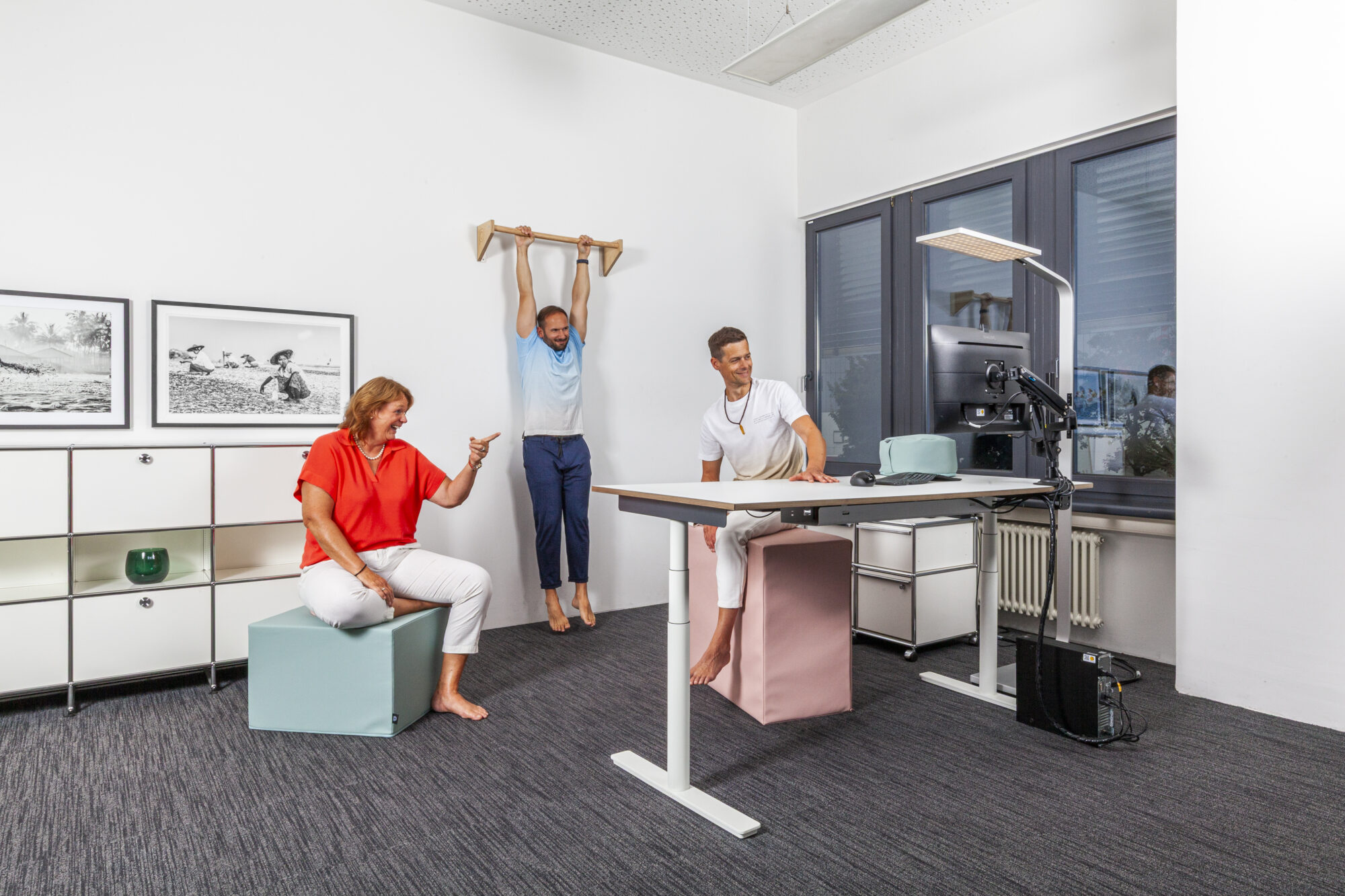 Mann-an-bar-in-Buero-Mann-und-Frau-auf-paleo-chair-davor paleo chair