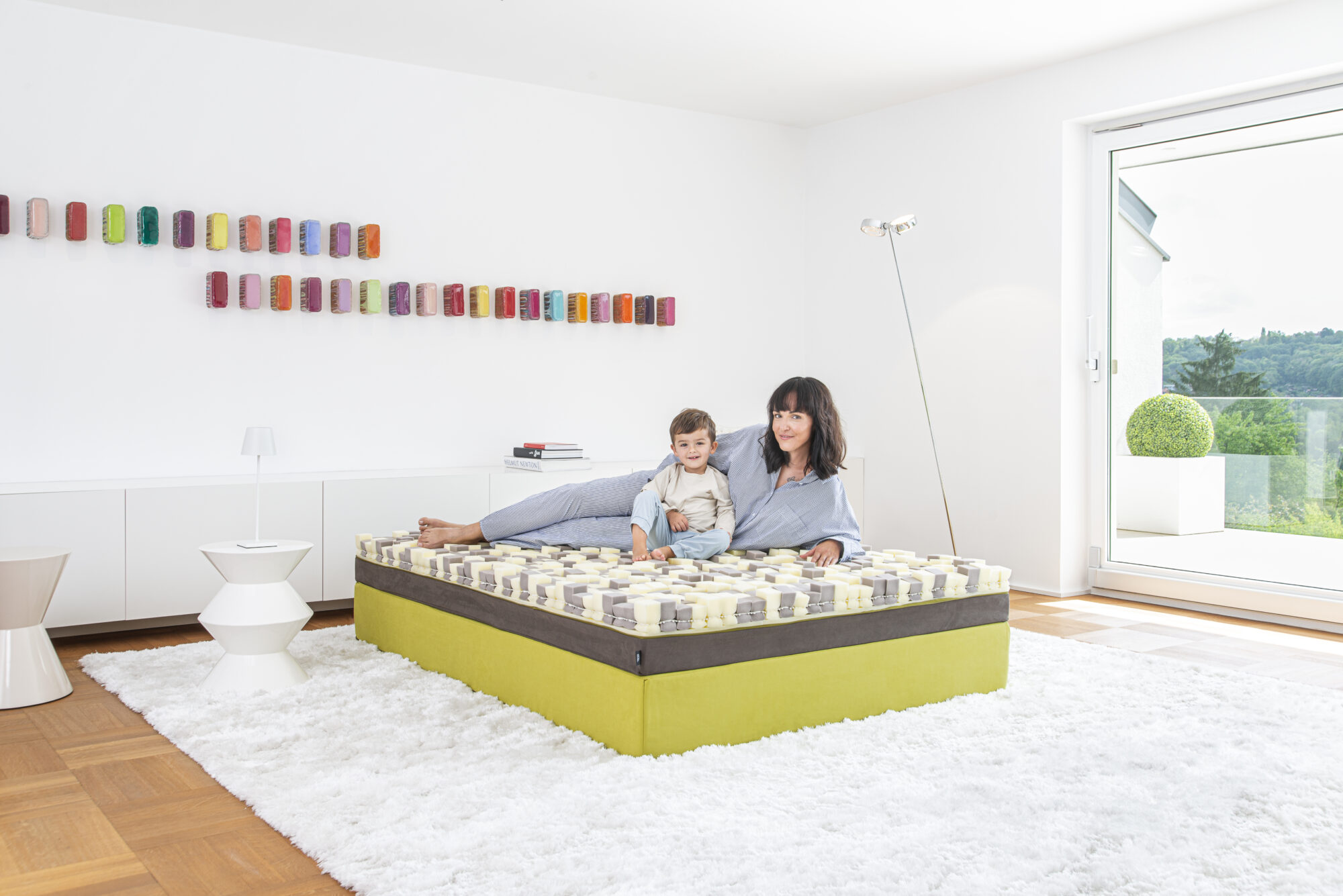 Mutter-Kind-auf-mattress-ohne-Ueberzug-in-modernem-Schlafzimmer paleo chair