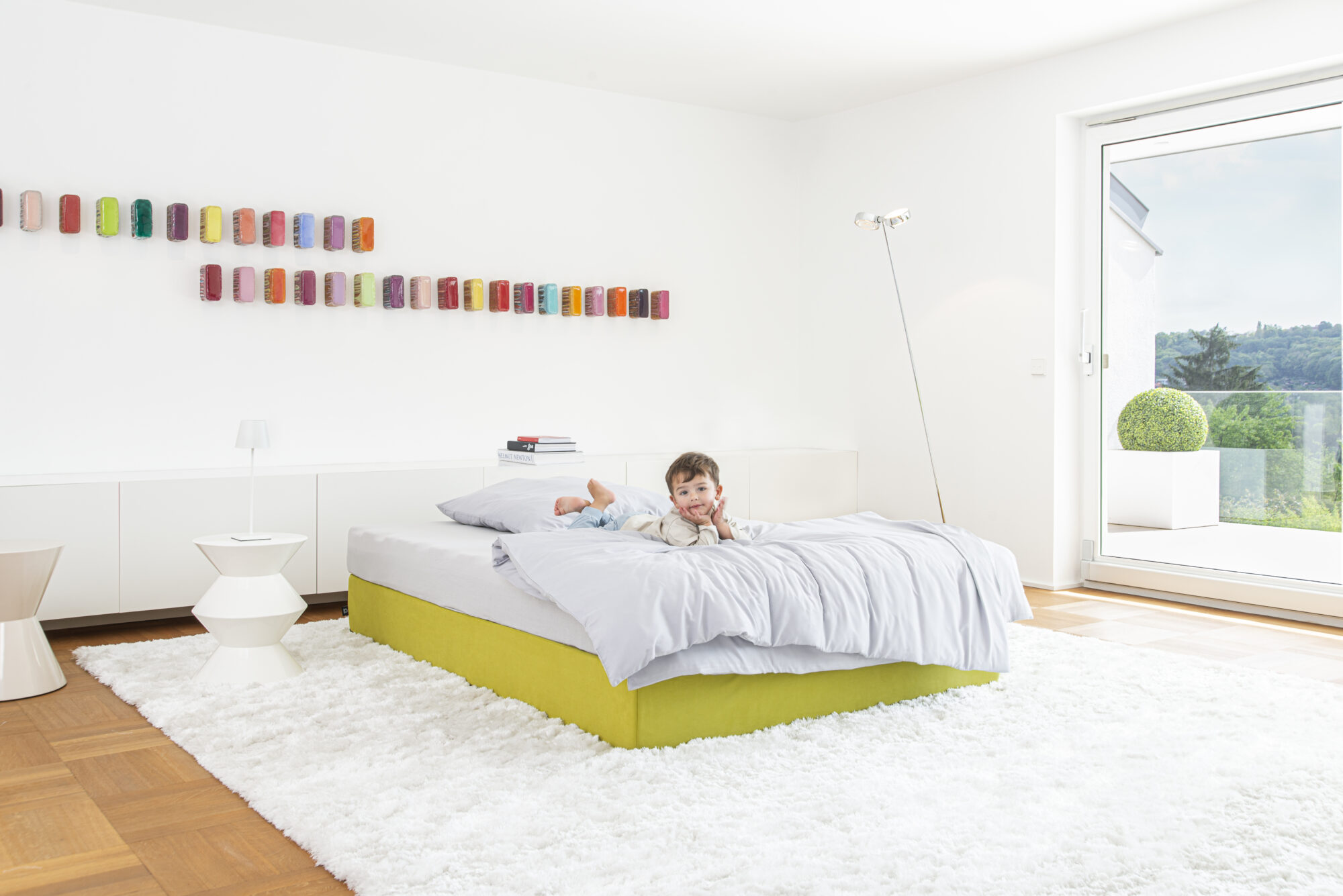 Ein Kind auf einer paleo mattress