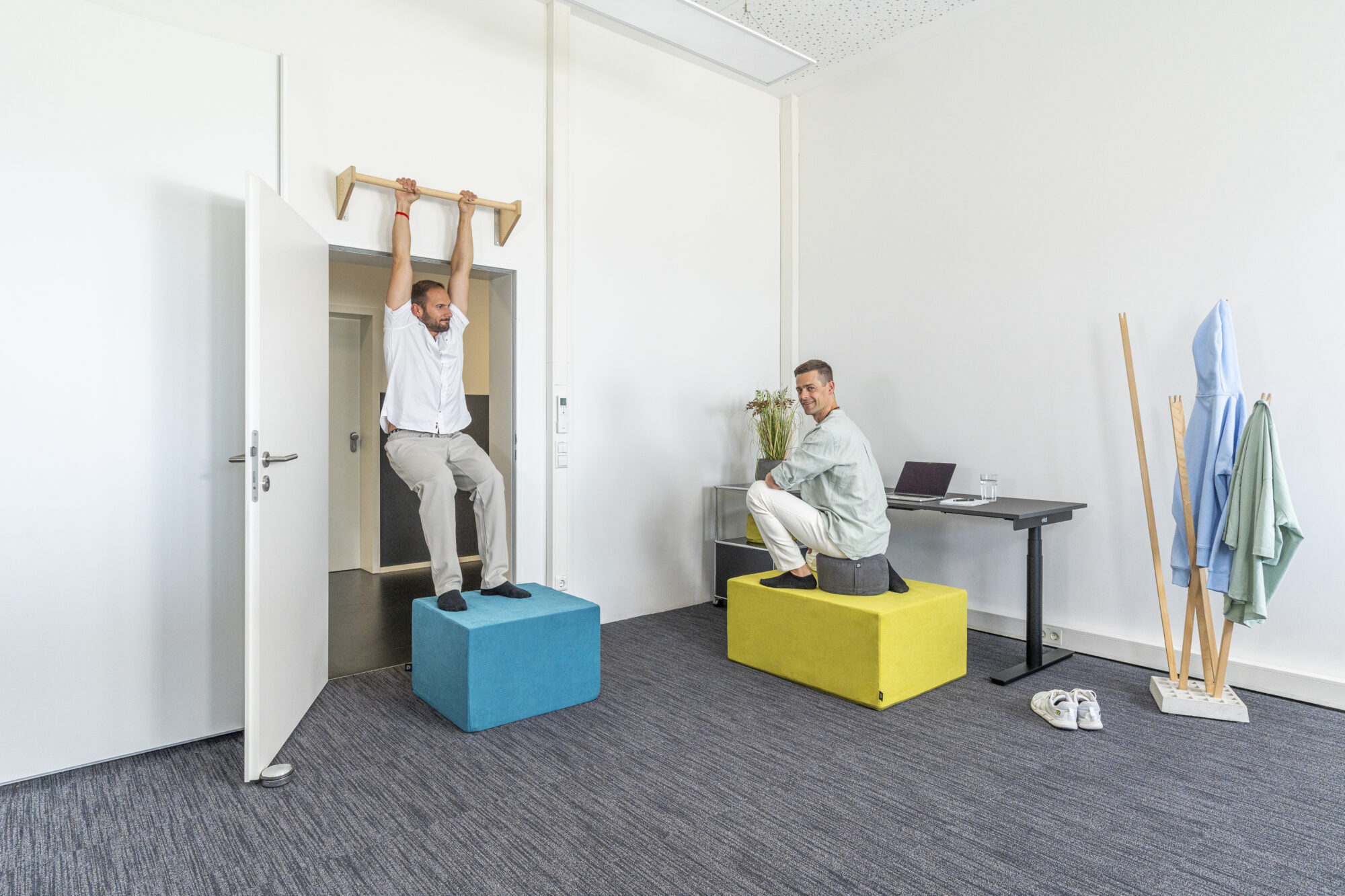 zwei-maenner-in-Buero-an-bar-und-auf-chair paleo chair