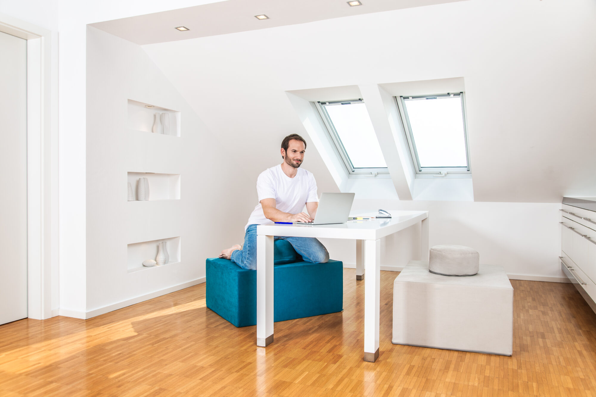 Mann auf paleo chair in atzteken-türkis am Schreibtisch